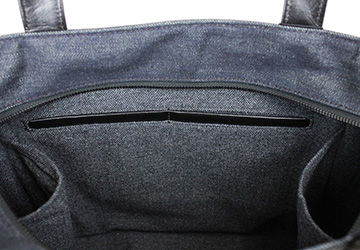 ホースハイド ジップ トートバッグ（馬革/日本製）対面側にはマチのないポケットが２つ。デザインだけでなく、収納性も意識して作り込まれています。
