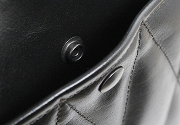 ホースハイド ジップ トートバッグ（馬革/日本製）開閉はスナップボタンで簡単にできます。アメリカ製「ドット社」のスナップボタンを使用しています。
