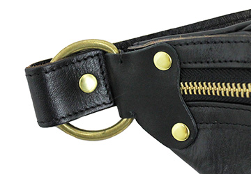 ホースハイドコンパクトボディバック（馬革/日本製）パーツには雰囲気の良い真鍮を使用しています。