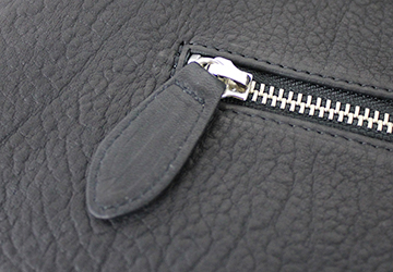トートバッグ(牛革/日本製）背面のファスナーポケットには同じ革を使用した引き手が付いています。
