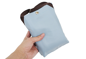 セレブエコバッグ(馬革/日本製） 薄いのでコンパクトに折りたため付属のミニバッグに収めることができます。