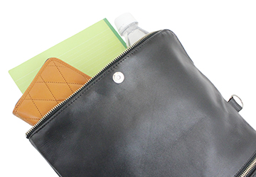 ダブルライダース2wayショルダーバッグ（牛革）長財布やペットボトルが収まるサイズ感です。（開いた状態で持つ場合はA4サイズのノートも納めることができます）
