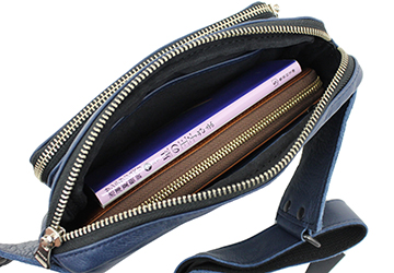 オイルドカウレザーボディバッグ (牛革日本製）長財布（20cm×10cm）がすっぽり収まるくらいのサイズ感です。
