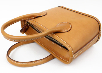 ミニ手提げバッグ（牛革/日本製）ポケットがたくさん付いているので小物類をスッキリと収納することができます。