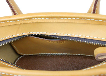 ミニ手提げバッグ（牛革/日本製）内側には同じ素材で作られたマチなしポケットがひとつ付いています。