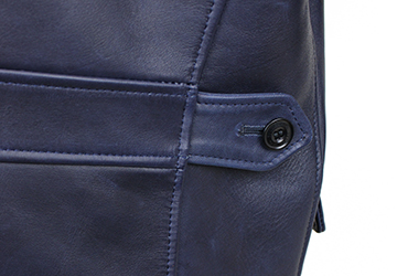 インディゴホース スポーツジャケット（馬革/日本製）背中の腰部分にベルト仕様の切り替えがあり後姿がすっきり見えます。