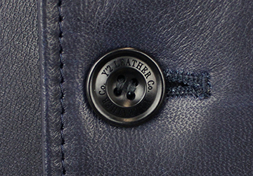 インディゴホース スポーツジャケット（馬革/日本製）ボタンはY’2LEATHERのロゴが刻まれたオリジナルボタンになります。
