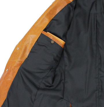 ホースレザー２Bジャケット（馬革/日本製）　ポケットは8.5cm×9.5cmの長財布が収まるサイズ感です。
