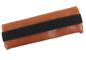 レザーペンケース ストラップ付（牛革/日本製）背面にはゴム製のストラップが付いています。