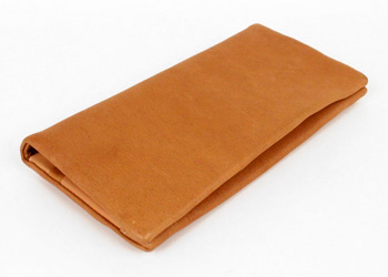 長財布（鹿革）落下防止ベルト付き、色味、素材ともに優しく主張し過ぎないデザイン。