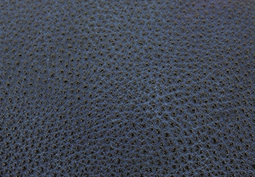 姫路黒桟革ラウンドファスナー長財布（牛革）独特の漆黒の正体は漆（うるし）になります。表面の凸凹にシボ漆を何度も重ねることで光沢が増してきます。