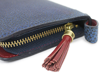 姫路黒桟革ラウンドファスナー長財布（牛革）ファスナーの持ち手には､牛革素材のフリンジが付いています。