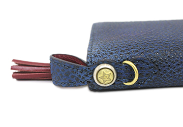 姫路黒桟革ラウンドファスナー長財布（牛革）Dカンが付属するので、ウォレットチェーンを繋ぐことが可能です。指をひっかけるループも装備されています。
