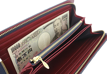姫路黒桟革ラウンドファスナー長財布（牛革）お札はコインポケットの両側に収納できます