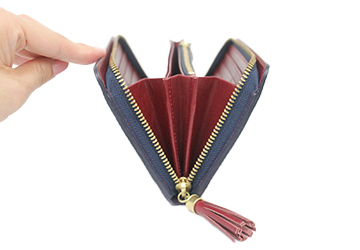 姫路黒桟革ラウンドファスナー長財布（牛革）片側に設けられているマチは、開くと約10cmあります。