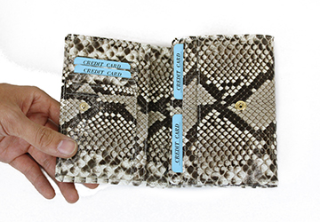 収納力抜群の二つ折り蛇革財布（錦蛇革）｜革製品専門店レザーハウス