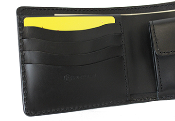 クラフトが美しい ちょっと贅沢な二つ折り財布（牛革/日本製）カードホルダーは4つ付いています。