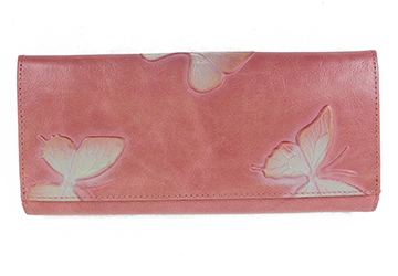 シンプルデザインが魅力！蝶の型押し長財布（牛革/日本製）繊細に表現された蝶の型押しは、製品ごとにひとつひとつ違う位置や大きさで現れます。
