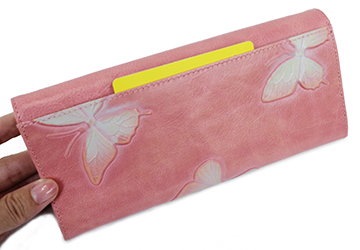 シンプルデザインが魅力！蝶の型押し長財布（牛革/日本製）背面にもフリーポケットが1ヶ所付いています。