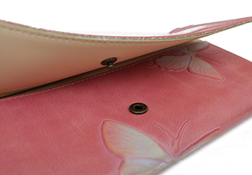 シンプルデザインが魅力！蝶の型押し長財布（牛革/日本製）開閉はホック式です。