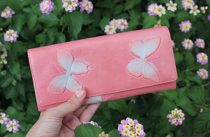 シンプルデザインが魅力！蝶の型押し長財布（牛革/日本製）