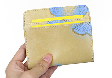 コンパクトな蝶の型押し二つ折り財布（牛革/日本製）背面にはカード入れが２ヶ所付いています。