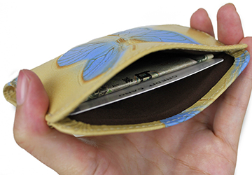 コンパクトな蝶の型押し二つ折り財布（牛革/日本製）メイン収納上部のフリーポケットにはカードや折ったお札を収納することができます。