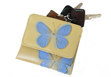 コンパクトな蝶の型押し二つ折り財布（牛革/日本製）カギなどを入れておいても良いかもしれません。