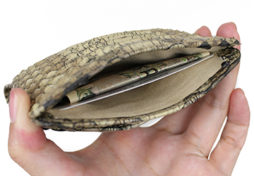 アンティークパイソンマルチコインケース（（ヘビ革/日本製）メイン収納上部のフリーポケットにはカードや折ったお札を収納することができます。