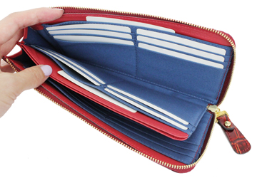 薄手なのに収納力は抜群！クロコ調型押しエナメル長財布（牛革/日本製）メイン収納背面側：カード入れが10ヶ所、フリーポケットが２ヶ所付いています。