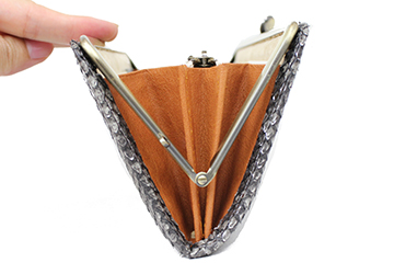大きく開いて取り出しやすい！アンティークパイソンがま口長財布（蛇革/日本製）マチは、開くと約12cmあります。