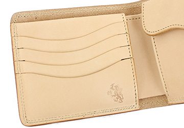 ２色のステッチが彩り鮮やかな二つ折り財布（牛革/日本製）カードポケット合計4ヶ所。折り財布の中では収納も多めで、コンパクトなのに使い勝手バツグン！