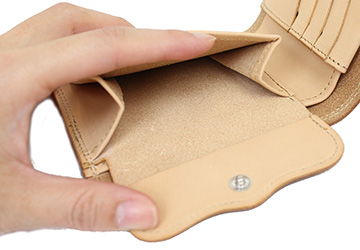 ２色のステッチが彩り鮮やかな二つ折り財布（牛革/日本製）コインポケットはしっかりとマチを取ることで大きく開きたくさん入れる事ができます。