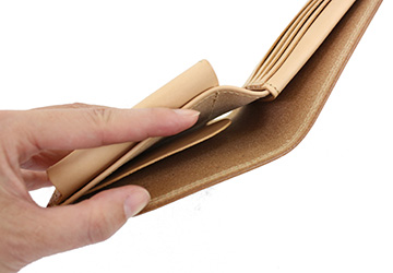 ２色のステッチが彩り鮮やかな二つ折り財布（牛革/日本製）札入れスペースは仕切りで区切られており、紙幣やレシートを分ける事ができます。