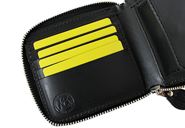 希少価値が高いサメ革を使用！ラウンドジップ二つ折り財布（サメ革/日本製）カードホルダーは4つとカードホルダーの裏にポケットがあります。
