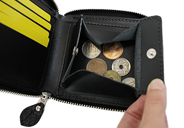 希少価値が高いサメ革を使用！ラウンドジップ二つ折り財布（サメ革/日本製）小銭入れ部分はボックス型になっているので小銭が探しやすく取り出しやすいです。