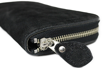 象革ラウンドファスナー長財布（象革／日本製）ファスナーには同じ革を使用したファスナートップが付いており、開閉がしやすいようになっています。
