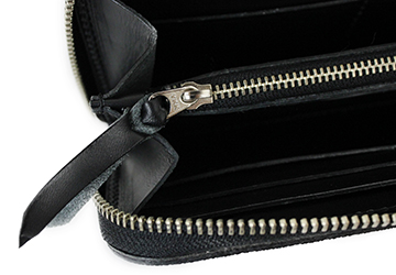象革ラウンドファスナー長財布（象革／日本製）内側にある小銭入れ部分のファスナーストラップには牛革を使用しています。
