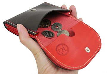 牛革ミニ財布 ツートンカラー(牛革/日本製）落下防止のポケットが付いているので、財布を斜めにしても小銭が落ちる心配がなく、探しやすい設計になっています。