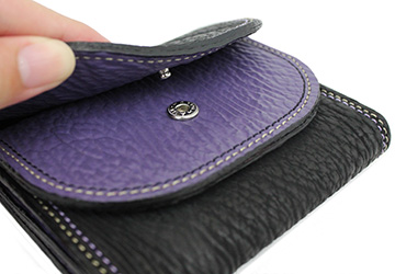 サメ革ミニ財布 ツートンカラー(牛革/日本製）スナップボタンで簡単に開閉できます。
