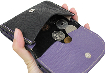 サメ革ミニ財布 ツートンカラー(牛革/日本製）落下防止のポケットが付いているので、財布を斜めにしても小銭が落ちる心配がなく、探しやすい設計になっています。