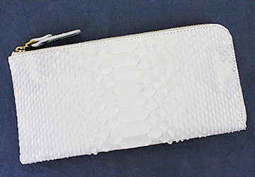 ブランパイソンL字ファスナー長財布（ヘビ革/日本製）開運白蛇財布　高品質な大ヘビの美しく並ぶダイヤモンド模様を白く染め上げています。