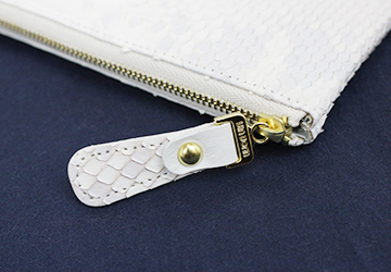 ブランパイソンL字ファスナー長財布（ヘビ革/日本製）開運白蛇財布　ファスナーには同じ革を使用したファスナートップが付いています。