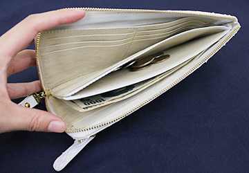 ブランパイソンL字ファスナー長財布（ヘビ革/日本製）開運白蛇財布　メイン収納は仕切りを中心に、お札入れが２箇所付いており、仕切り分には小銭入れが付いています。