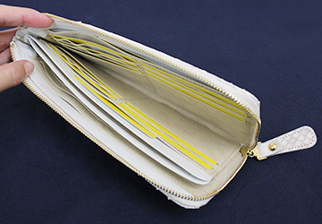 ブランパイソンL字ファスナー長財布（ヘビ革/日本製）開運白蛇財布　メイン収納前面側：カード入れが10ヶ所、フリーポケットが２ヶ所付いています。