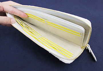 ブランパイソンL字ファスナー長財布（ヘビ革/日本製）開運白蛇財布　メイン収納背面側：カード入れが10ヶ所、フリーポケットが２ヶ所付いています。