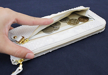 ブランパイソンL字ファスナー長財布（ヘビ革/日本製）開運白蛇財布　背面にはファスナーポケットが付いています。小銭入れとして使用しても良いですし、片マチ仕様なので、カギなどを収納するのにも良いです。