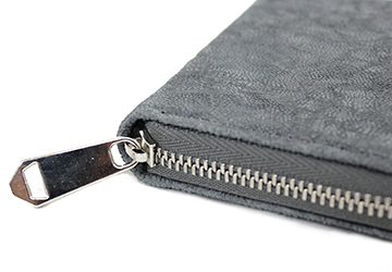 象革ラウンドファスナーミニ財布(象革/日本製）YKK最高峰ファスナー“ EXCELLA ”に、細部までこだわったメーカーオリジナルの引手を取り付けています。