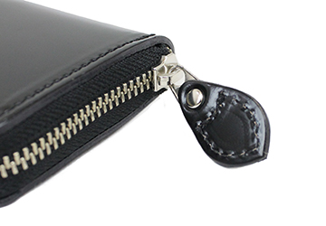 コードバンラウンドファスナーミニ財布（馬革/日本製）ファスナーには同じ革を使用したファスナートップが付いており、開閉がしやすいようになっています。
