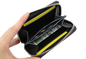 コードバンラウンドファスナーミニ財布（馬革/日本製）3層の収納スペースには、折った紙幣、小銭、カードを入れることができます。
